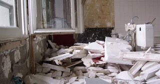 Демонтаж хрущевки в Ачинске - удаление старых полов и стен по выгодной цене от 1738 рублей.