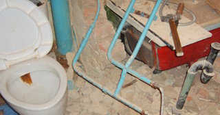 Профессиональный демонтаж перегородки ванной и туалета в Ачинске - от 563 рублей